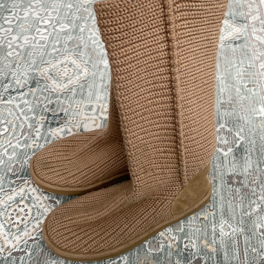 Ladies UGG boots, knit, tan, size 8